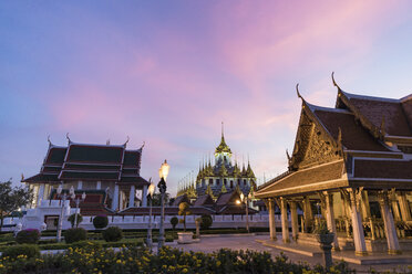 Thailand, Bangkok, Loha Prasat-Tempel in der Abenddämmerung - WPEF01361