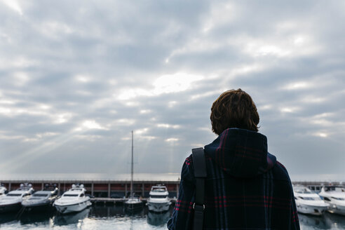 Spanien, Barcelona, Rückansicht eines am Hafen stehenden Mannes mit Tasche - JRFF02495