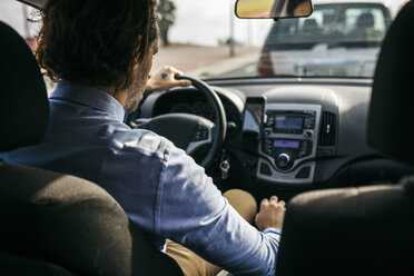 Rückansicht eines Geschäftsmannes, der ein Auto fährt - JRFF02543