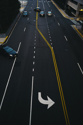 USA, Virginia, Fairfax County, Tysons Corner, Blick von oben auf eine Straße, lizenzfreies Stockfoto