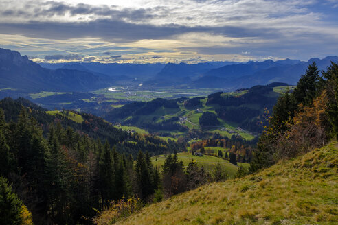 Deutschland, Bayern, Oberbayern, Chiemgau, Sachranger Tal, bei Sachrang, Blick von der Karspitze ins Inntal - LBF02334