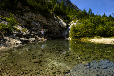 Italien, Südtirol, Dolomiten, junger Wanderer an einer Quelle stehend - LBF02338