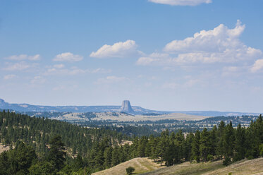 USA, Wyoming, landschaftlich reizvoll mit dem Devils Tower National Monument im Hintergrund - RUNF01043