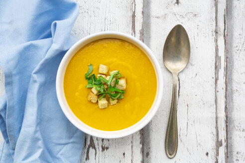 Schüssel Süßkartoffelsuppe mit Mango, Kurkuma und Kokosmilch, Croutons und Basilikum - LVF07734