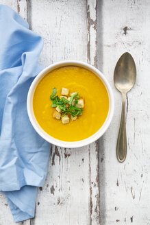 Schüssel Süßkartoffelsuppe mit Mango, Kurkuma und Kokosmilch, Croutons und Basilikum - LVF07735