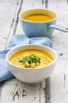 Schüssel Süßkartoffelsuppe mit Mango, Kurkuma und Kokosmilch, Croutons und Basilikum - LVF07736