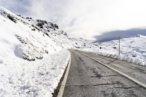 Spanien, Andalusien, Provinz Granada, Straße im Skigebiet der Sierra Nevada im Winter - JSMF00799