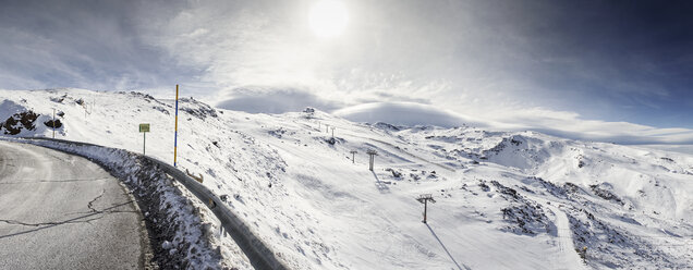 Spanien, Andalusien, Provinz Granada, Panoramablick auf das Skigebiet der Sierra Nevada im Winter - JSMF00800