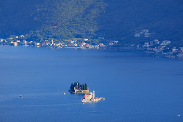 Montenegro, Bucht von Kotor, Dorf Stoliv, Inseln Gospa od Skrpjela und Sveti Dorda - SIEF08400