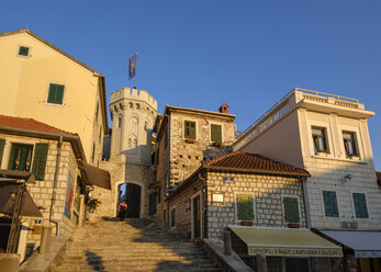 Montenegro, Bucht von Kotor, Herceg Novi, alte Stadt mit Uhrenturm - SIE08402