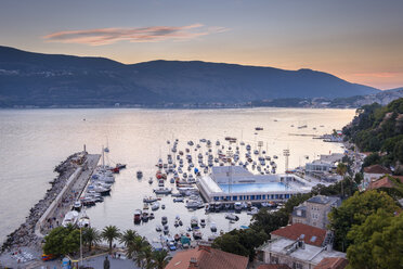 Montenegro, Bucht von Kotor, Herceg Novi, Hafen an der Adriaküste - SIEF08403