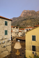 Montenegro, Kotor, Altstadt, Hauptplatz mit Uhrenturm - SIEF08408