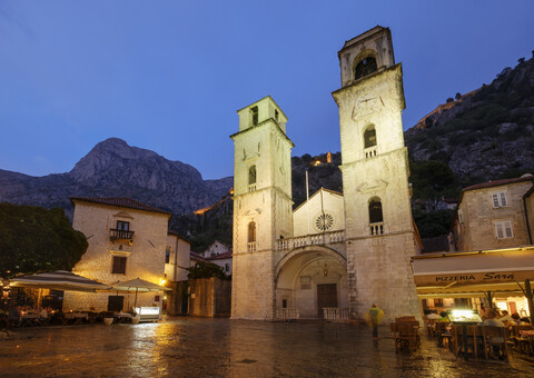Montenegro, Kotor, Altstadt, Kathedrale des Heiligen Tryphon in der Abenddämmerung, lizenzfreies Stockfoto
