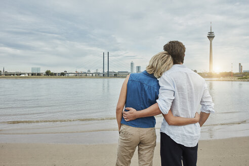 Germany, Duesseldorf, affectionate young couple at Rhine riverbank - RORF01664