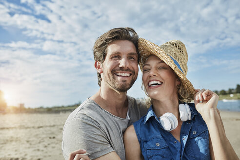 Happy young couple on the beach - RORF01688