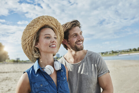 Glückliches junges Paar am Strand, lizenzfreies Stockfoto