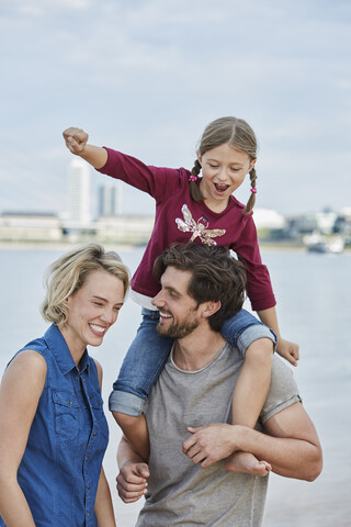 Deutschland, Düsseldorf, glückliche Familie mit Tochter am Rheinufer, lizenzfreies Stockfoto