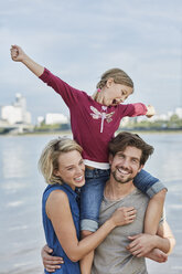 Deutschland, Düsseldorf, glückliche Familie mit Tochter am Rheinufer - RORF01693