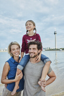 Deutschland, Düsseldorf, glückliche Familie mit Tochter am Rheinufer - RORF01700