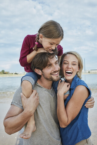 Deutschland, Düsseldorf, glückliche Familie mit Tochter am Rheinufer, lizenzfreies Stockfoto