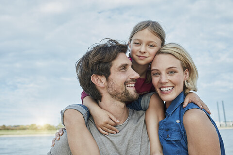 Deutschland, Düsseldorf, glückliche Familie mit Tochter am Rheinufer, lizenzfreies Stockfoto