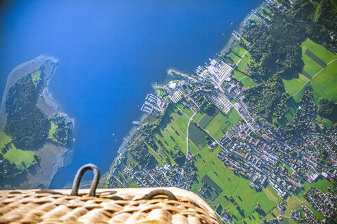 Deutschland, Bayern, Chiemgau, Luftbild Chiemsee, Prien, Blick aus dem Luftballon - MMAF00797