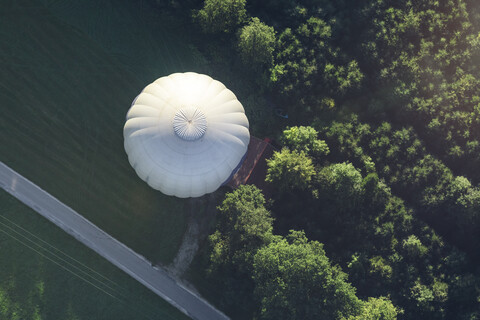 Deutschland, Bayern, Chiemgau, Luftaufnahme eines Heißluftballons, lizenzfreies Stockfoto