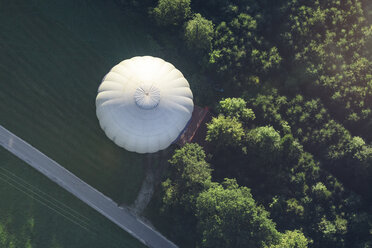 Deutschland, Bayern, Chiemgau, Luftaufnahme eines Heißluftballons - MMAF00809