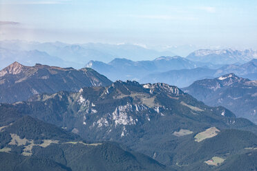 Deutschland, Bayern, Chiemgau, Bayerische Voralpen im Vordergrund, Alpen im Hintergrund - MMAF00821