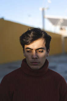 Porträt eines jungen Mannes mit Rollkragenpullover - AFVF02310