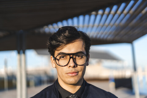 Porträt eines eleganten jungen Geschäftsmannes mit Brille, lizenzfreies Stockfoto