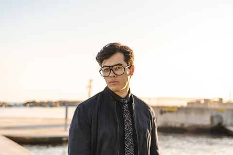 Porträt eines eleganten jungen Geschäftsmannes mit Brille und Krawatte, lizenzfreies Stockfoto