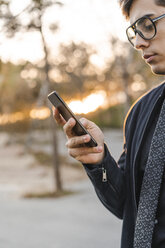 Junger Geschäftsmann schaut auf sein Handy - AFVF02332