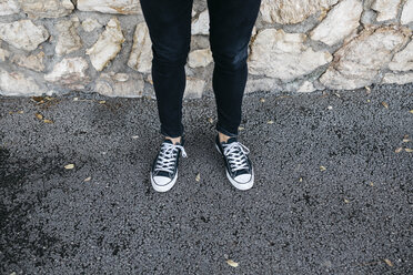 Legs of young man wearing casual clothes standing - JRFF02554