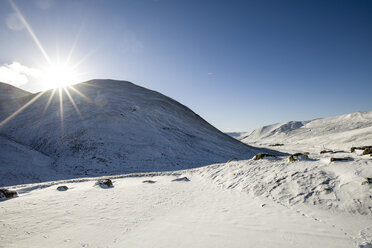 Vereinigtes Königreich, Schottland, Glenshee im Winter gegen die Sonne - MJOF01667