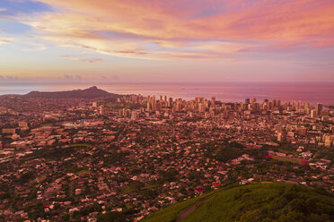 USA, Haswaii, Oahu, Honolulu, Blick vom Tantalus Lookout bei Sonnenaufgang, Puu Ualakaa State Park - FOF10253