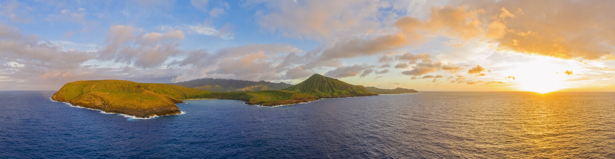 USA, Haswaii, Oahu, Hanauma Bay Nature Preserve, Luftaufnahme der Hanauma Bay bei Sonnenaufgang - FOF10259