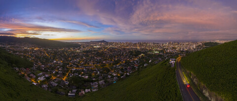 USA, Haswaii, Oahu, Honolulu, Blick vom Tantalus Lookout bei Sonnenaufgang, Puu Ualakaa State Park, lizenzfreies Stockfoto