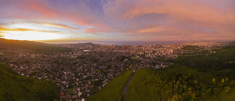 USA, Haswaii, Oahu, Honolulu, Blick vom Tantalus Lookout bei Sonnenaufgang, Puu Ualakaa State Park, lizenzfreies Stockfoto