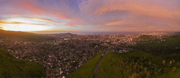 USA, Haswaii, Oahu, Honolulu, Blick vom Tantalus Lookout bei Sonnenaufgang, Puu Ualakaa State Park - FOF10268