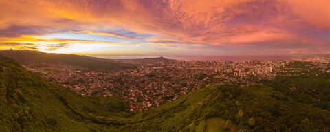 USA, Haswaii, Oahu, Honolulu, Blick vom Tantalus Lookout bei Sonnenaufgang, Puu Ualakaa State Park, lizenzfreies Stockfoto
