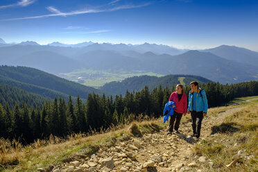 Deutschland, Bayern, Hörnle bei Bad Kohlgrub, junges Paar beim Wandern in alpiner Landschaft - LBF02346