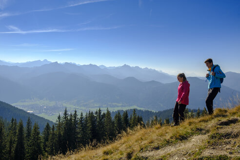 Deutschland, Bayern, Hörnle bei Bad Kohlgrub, junges Paar beim Wandern in alpiner Landschaft - LBF02348