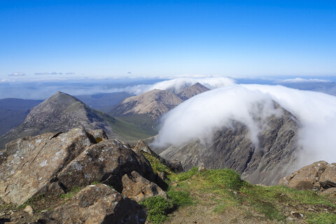 Vereinigtes Königreich, Schottland, Isle of Skye, Blick von Bla Bheinn auf Cuillin Hills mit Wolken, lizenzfreies Stockfoto