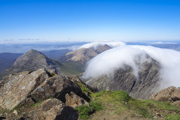 Vereinigtes Königreich, Schottland, Isle of Skye, Blick von Bla Bheinn auf Cuillin Hills mit Wolken - HUSF00006