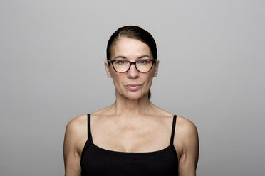 Porträt einer ernsten reifen Frau mit Brille - FLLF00055