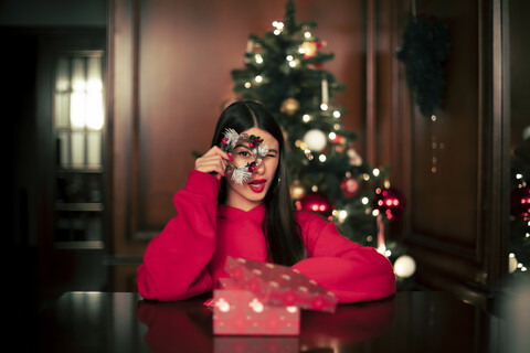 Porträt eines Teenagers mit Weihnachtsgeschenk, lizenzfreies Stockfoto