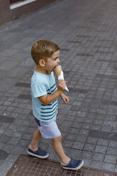 Kleiner Junge isst Eiscreme - MOMF00615