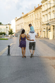 Familie bei einem Spaziergang in der Stadt - MOMF00621