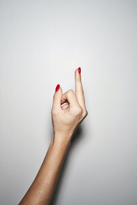 Nahaufnahme einer Frau, die den Finger zeigt - PNEF01302